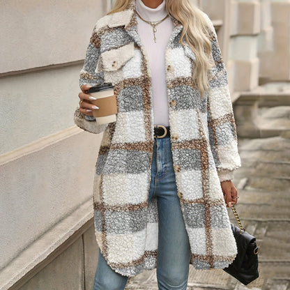 Klasyczny płaszcz damski w kratę o średniej długości