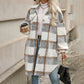 Klasyczny płaszcz damski w kratę o średniej długości