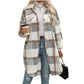 Klasyczny płaszcz damski w kratę o średniej długości
