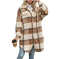Klasyczny płaszcz damski w kratę o średniej długości