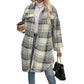 Klasyczny płaszcz damski w kratę o średniej długości